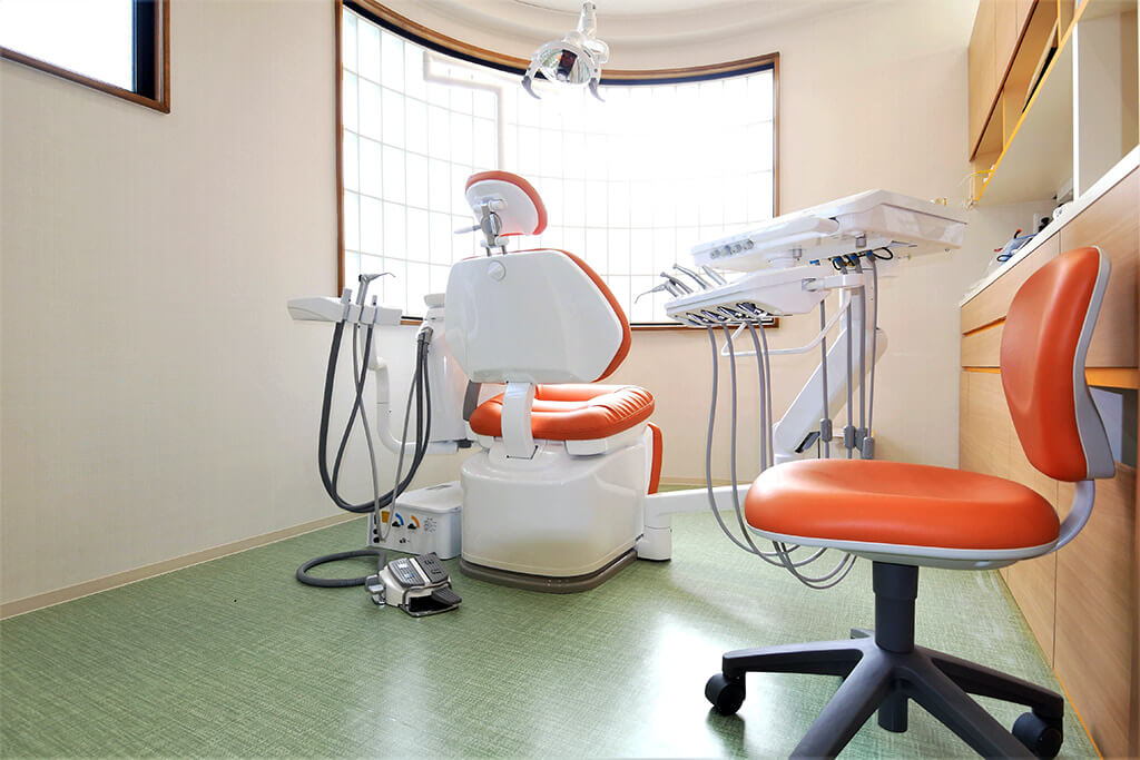 八幡駅・ばん歯科・矯正歯科・診療室（半個室）